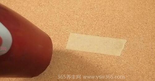 双面胶用什么方法能清除干净,用白醋酒精擦拭可清除