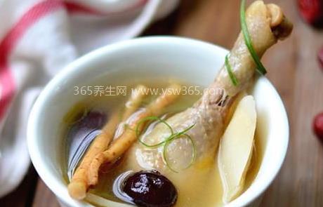 土鸡汤怎么炖好喝又营养,选择母鸡用砂锅熬制