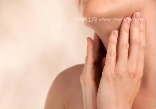 咽喉疼痛一招立马见效,乌梅捣烂开水浸泡十五分钟