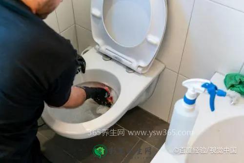卫生间堵塞怎样处理,用管道疏通器严重的话需要拆开疏通