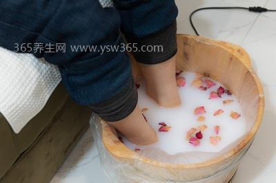 泡脚三个月类风湿自愈了,艾叶/生姜/中医足浴很有作用