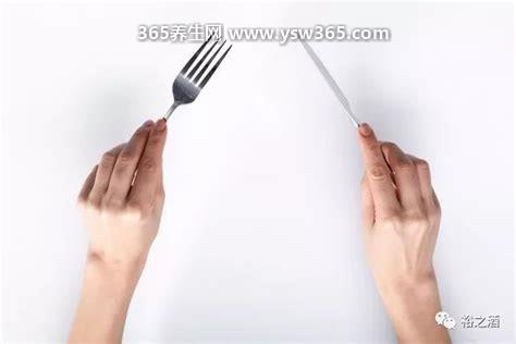 西餐刀叉拿法的正确使用方法图解,左手拿叉右手拿刀