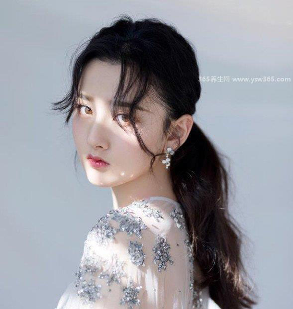 40岁一50岁女最新发型,偏短发/微卷低马尾/锁骨长发很漂亮