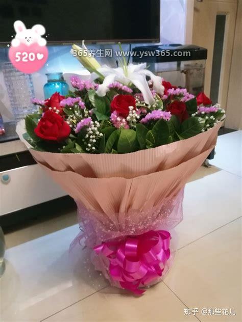 收到的玫瑰花束怎么养怎么保存,可以把枝条斜着剪加入营养液