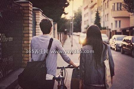 不喜欢一个人的表现,态度冷淡/拒绝亲密接触/互相逃避