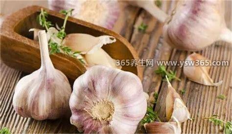生大蒜一招治痛风怎么治,民间偏方有三种(用大蒜泡脚)