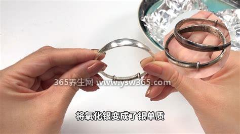 银饰发黑怎么清洗,使用牙膏涂在银饰品上用软毛牙刷刷