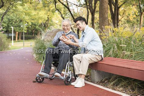 年轻人和老人玩的很好的感受,说明这个年轻人性格一定很讨人喜欢