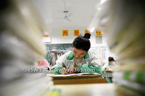 考试忌讳穿什么颜色的衣服呢,亮绿色/黑色/深红色/白色的衣服