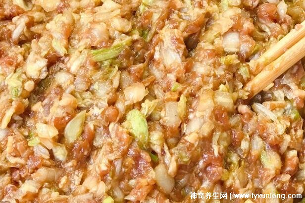 白菜饺子馅怎么调才好吃窍门,白菜切细长条口感更佳